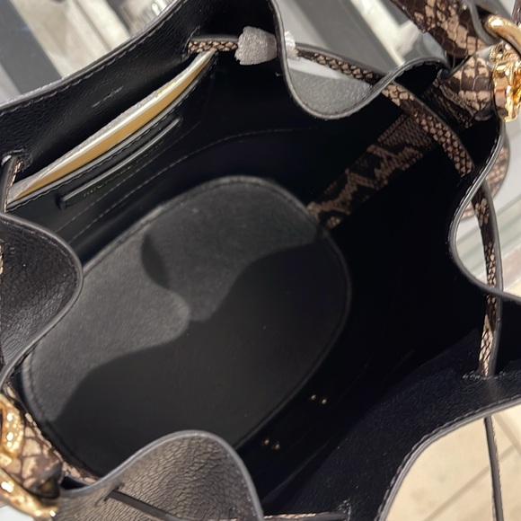 MICHAEL KORS 
Reed Md Pebbled Leather Belted Bucket Messenger Satchel Crossbody - Picture 10 of 16